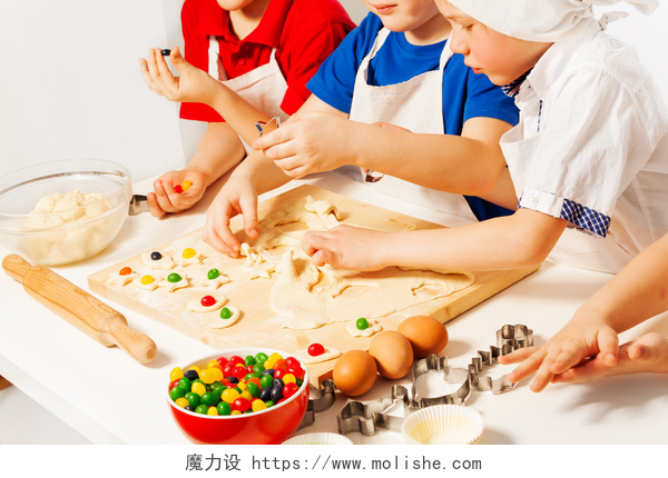 一群小朋友做曲奇饼干白色的围裙制作糖果的孩子们